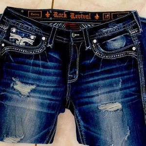 Rock revival  distressed crop Darcey Jean size 31